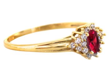 Elegancki złoty pierścionek damski z rubinem w czterech łapkach i cyrkoniami. Kolorowe kamienie syntetyczne, kolekcja Rainbow – idealny na prezent.3.jpg